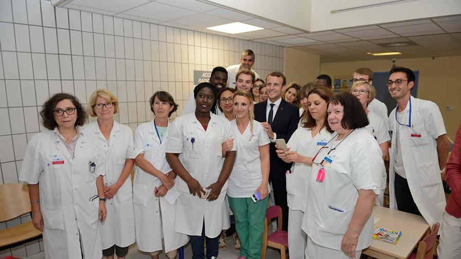 président macron à l'hôpital debré