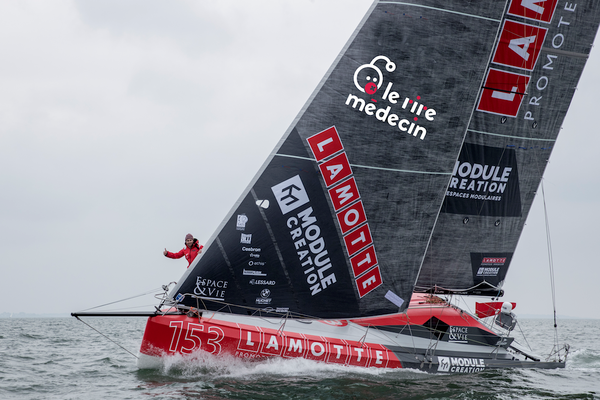 Le Rire Médecin lève les voiles et embarque avec le skipper Luke Berry