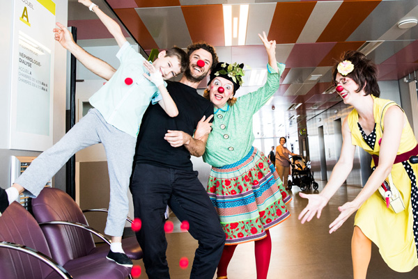 enfant parents clowns hopital