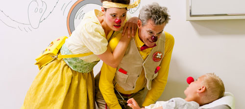 Les clowns poursuivent leu jeu de chambre en chambre